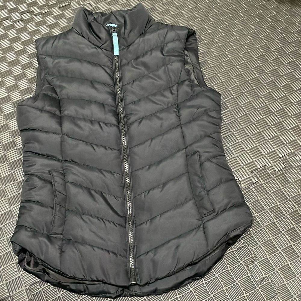 Black puffer vest aeropostale size extra small zipper front